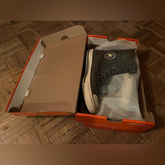 Woman’s Size 7 Winterized Converse Shoes - Picture 5 of 5